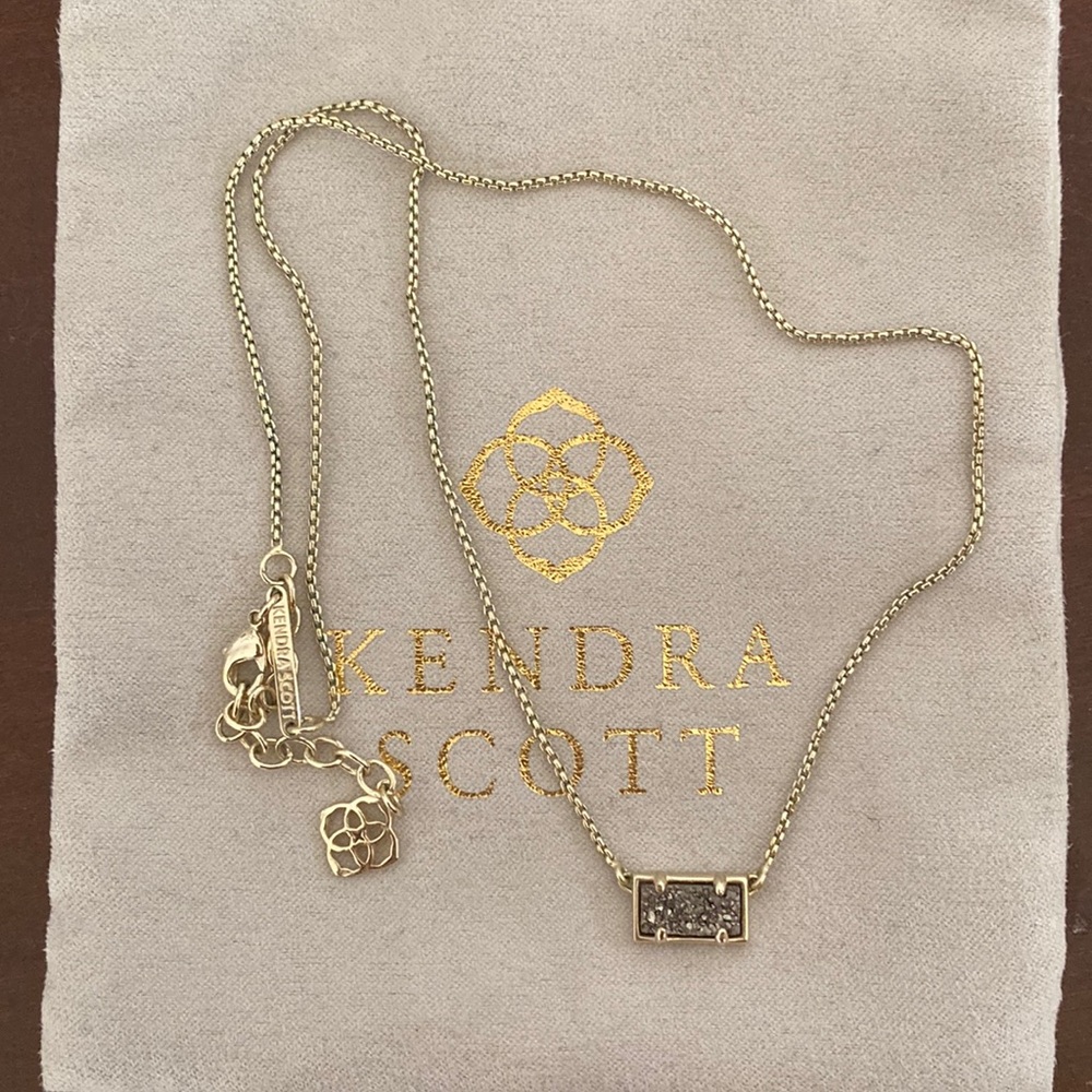 Kendra Scott necklace w/ sparkly grey center stone🖤